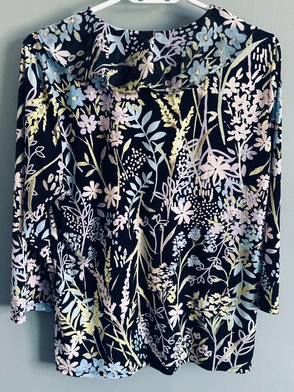 Calvin Klein Ruffled Floral Blouse Women's Sz LG excellent pre-owned condition - Picture 2 of 8